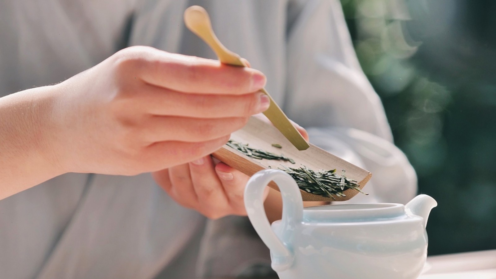 冲泡过程中将茶汤倒入公道杯的近景